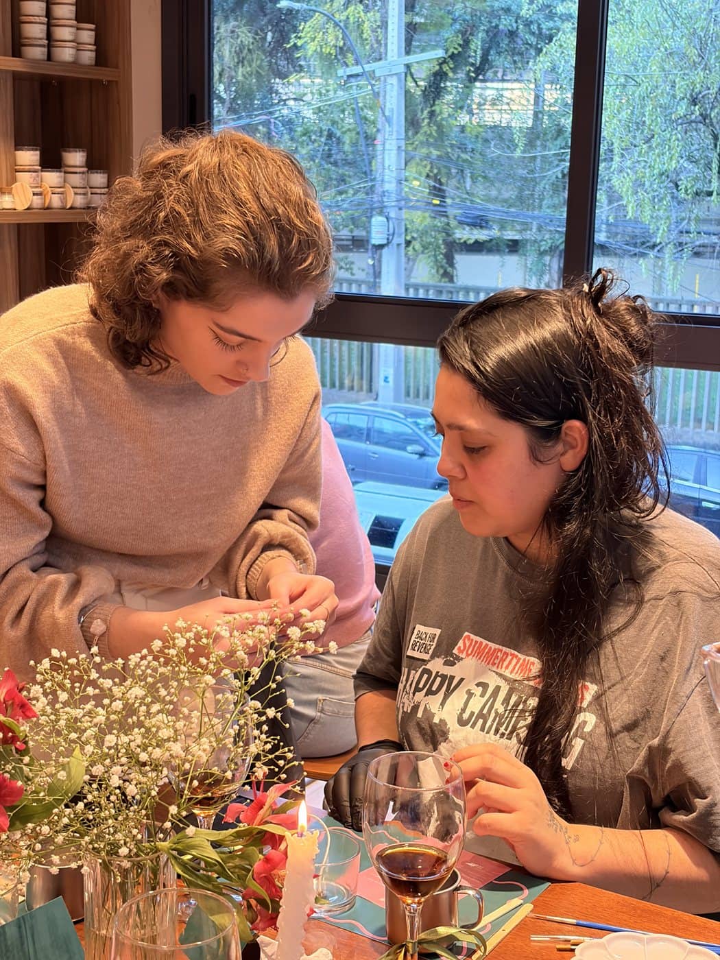duas participantes pintando velas