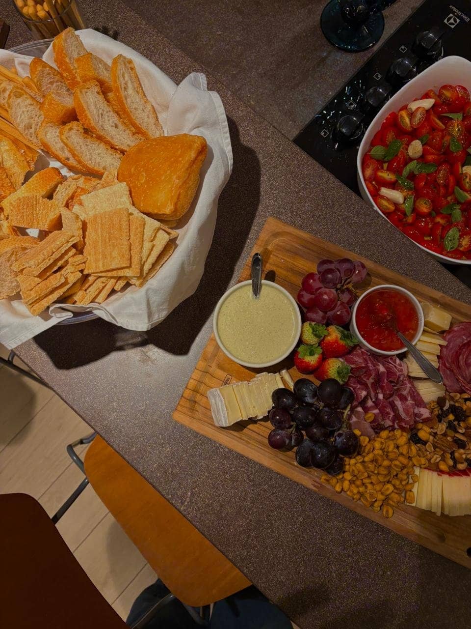 mesa de pães e frios de um encontro da nós