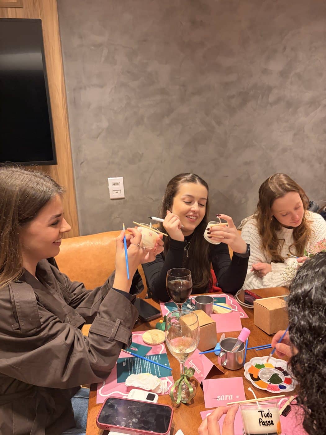 amigas pintando velas